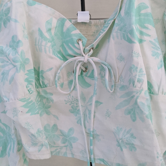 Amazon Drop palm print white crop blouse - Picture 2 of 7